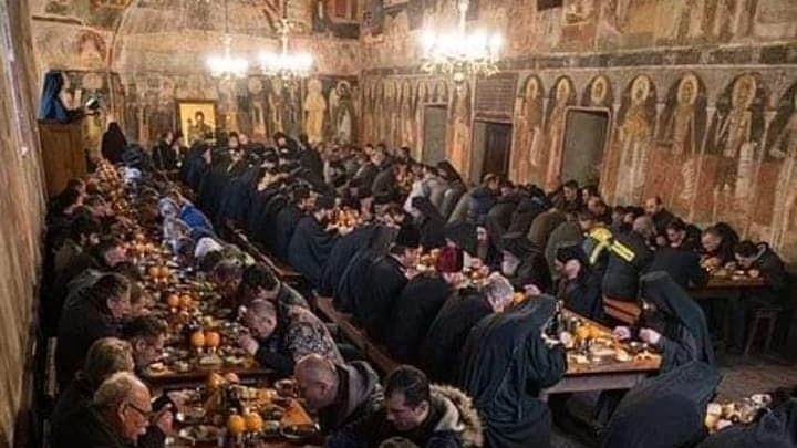 Para biarawan Ortodoks sedang melakukan perjamuan makan. Sumber: pinterest
